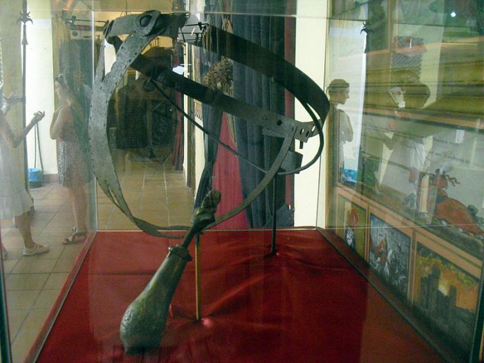 Пояс верности и дроссельная груша. Музей инквизиции, Испания. | Фото: commons.wikimedia.org.