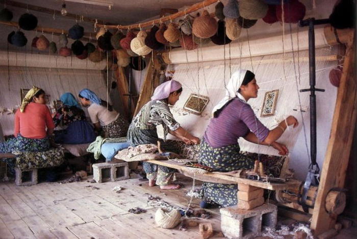 Бабушки будут сидеть с внуками за деньги, чтобы матери могли работать полный день. | Фото: img.day.az
