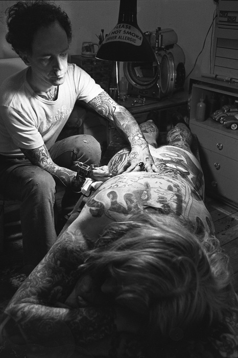 Мастер наносит татуировке клиентке, 1976 г.