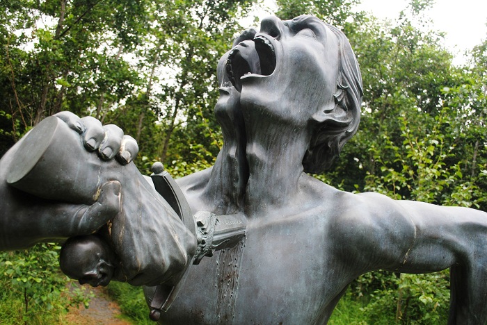 The Split Man - скульптура, олицетворяющая психическую разобщенность человека.