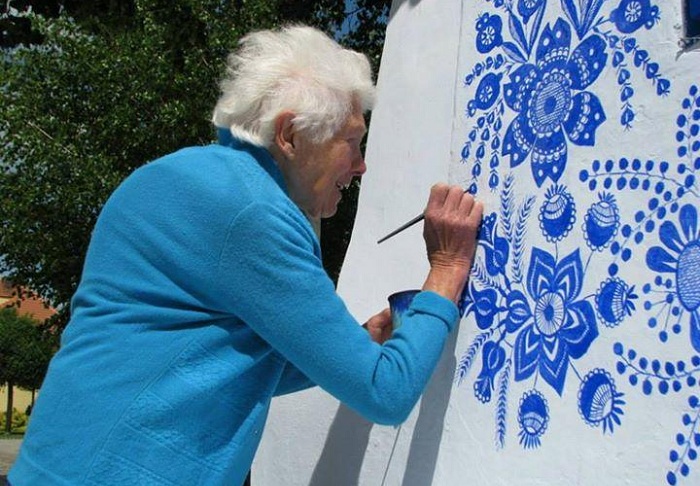 87-летняя Agnes Kasparkova расписывает фасады домов.
