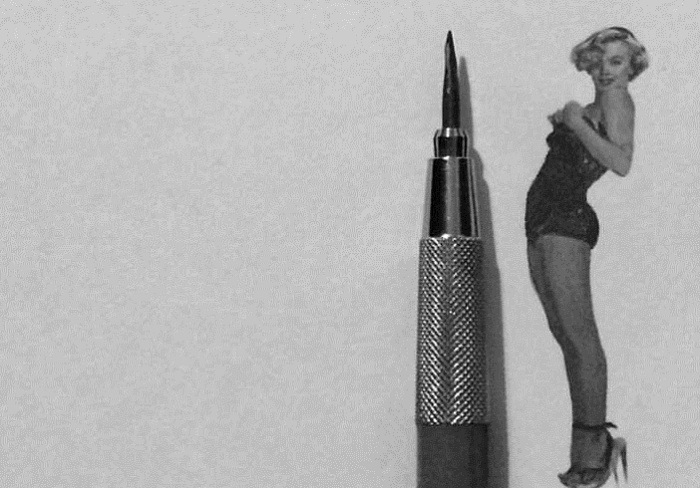 Мэрилин Монро размером меньше ручки.