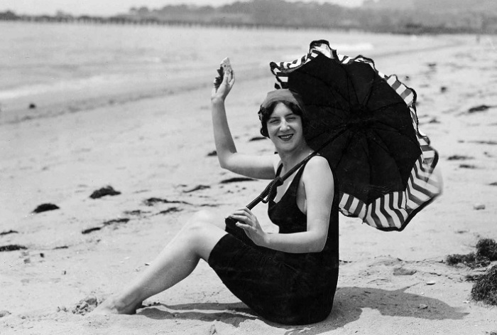 Одри Мэнсон демонстрирует революционный слитный купальный костюм для женщин. | Фото: reganarts.com.