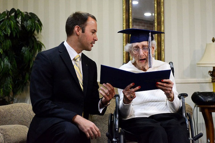 97-летняя старушка получила диплом об окончании школы.