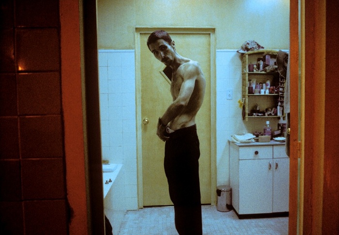 Ради роли в фильме «Машинист» Кристиану Бейлу пришлось сбросить 28,5 кг. | Фото: media.filmz.ru.