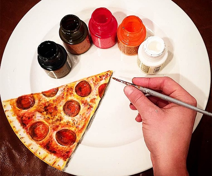 Кусок пиццы, нарисованный на тарелке.