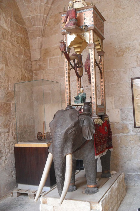 Репродукция Слоновых часов в медресе Kasimiye Medrese, Мардин (Турция). | Фото: commons.wikimedia.org.