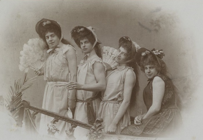 Студенты университета в постановке «Затонувший колокол», 1898 г.
