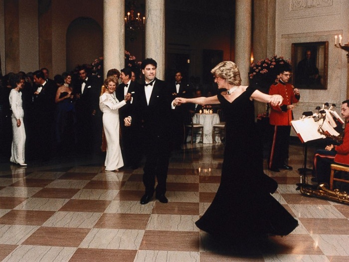 Принцесса Диана танцует с Джоном Траволтой на приёме в Белом доме (1985). | Фото: a.abcnews.com.