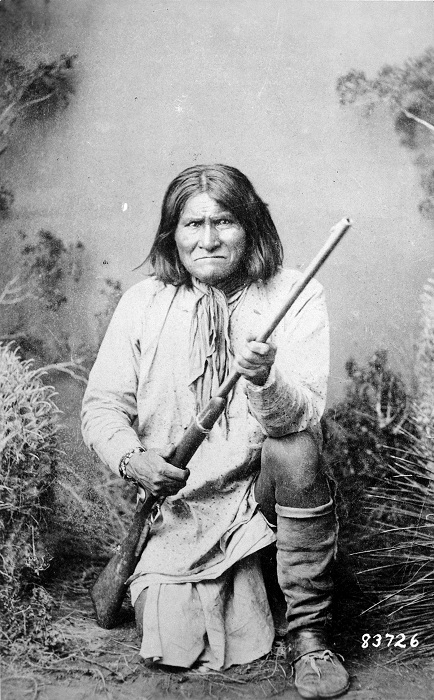 Джеронимо (Гоятлай) - индеец племени апачей, 1887 год. | Фото: ru.wikipedia.org.