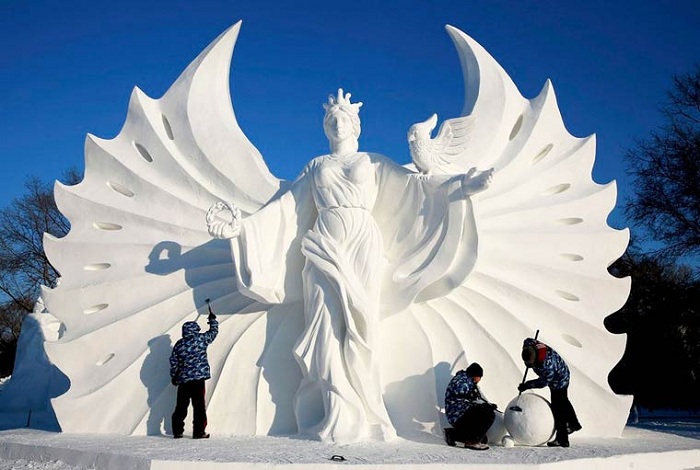 The Harbin Ice and Snow Festival 2015 - фестиваль скульптур из снега и льда.