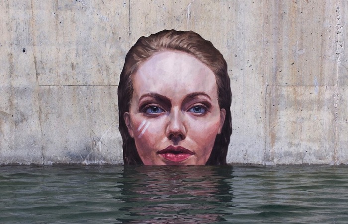 Женский образ «поднимающийся» из воды.
