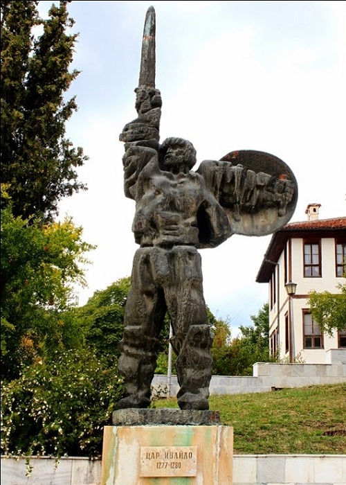 Памятник Ивайло Лахану в Ивайлограде. | Фото: storyfiles.blogspot.com.