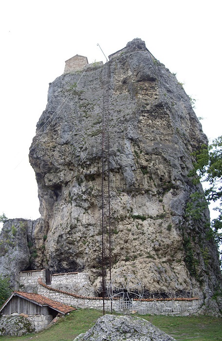 Столп Кацхи - известняковый монолит 40-метровой высоты. | Фото: lifebuzz.com.