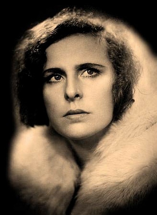 Leni Riefenstahl - немецкая актриса, танцовщица, режиссер, фотограф.