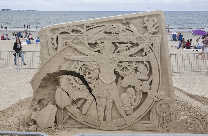 Креативная и сложная скульптура из песка.