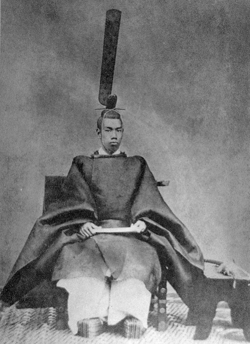 Молодой император Мэйдзи в церемониальных одеждах, 1872 год. | Фото: ru.wikipedia.org.