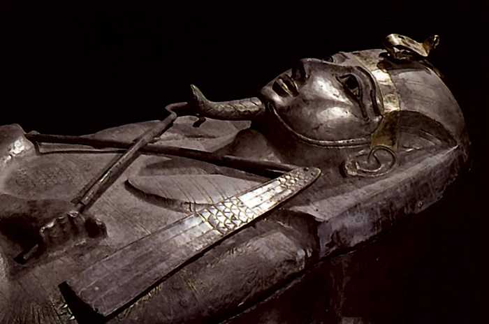 Серебряный саркофаг фараона Псусеннеса I. | Фото: static.biblioclub.ru.