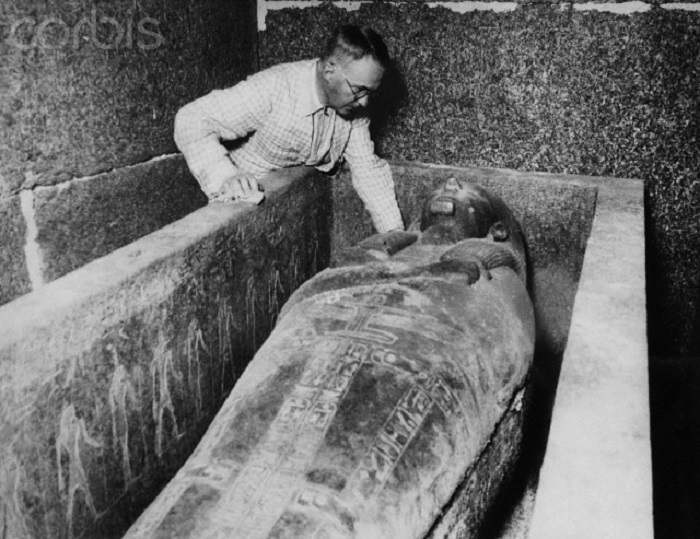 Египтолог Пьер Монте во время вскрытия гробницы фараона Псусеннеса I. | Фото: photo.qip.ru.