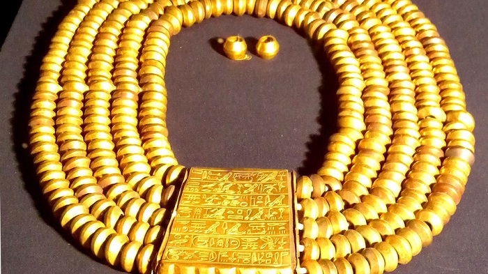 Ожерелье из лазурита, собственноручно сделанное фараоном Псусеннесом I. | Фото: assets.natgeotv.com.