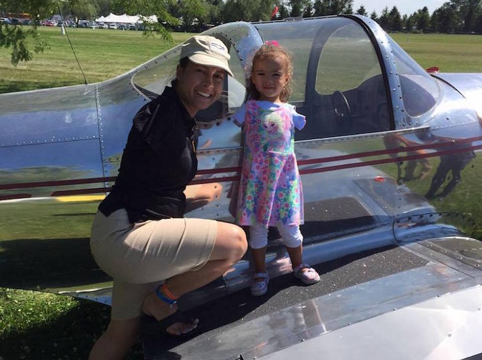 Jessica Cox – первая в мире женщина-пилота без рук с девочкой с такими же особенносятми.