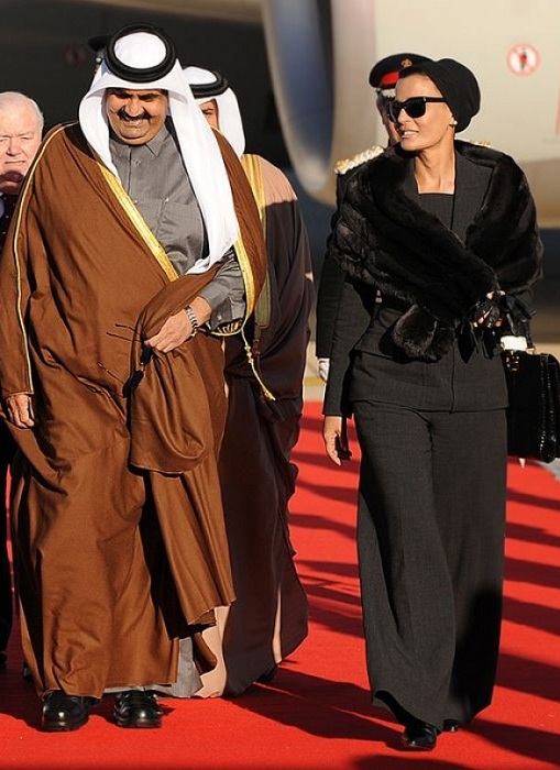 Шейха Моза со своим мужем шейхом Хамадом бин Халифа Аль Тани. | Фото: brightside.me.