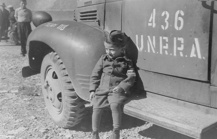 4-летний Юзеф Янек Шляйфштайн в Бухенвальде вскоре после освобождения лагеря американцами. | Фото: i87.beon.ru.