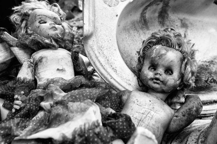 Души кукол: жуткие фотографии брошенных игрушек.