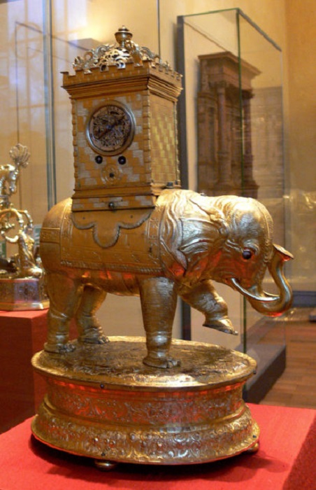 Фигурка слона с часами - популярный элемент декора. | Фото: thevintagenews.com.