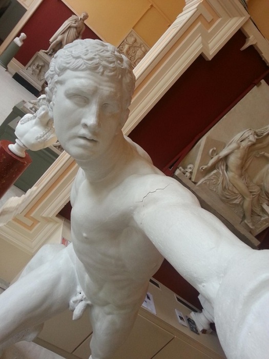 Снимки статуй, будто бы делающих selfie.