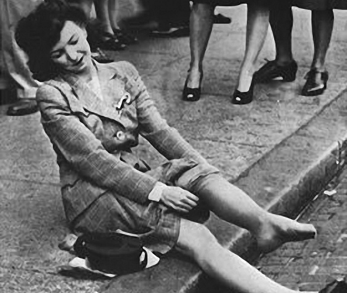 Во времена Второй мировой войны американкам ходить без чулок было неприлично. | Фото: diddlybop.ru.