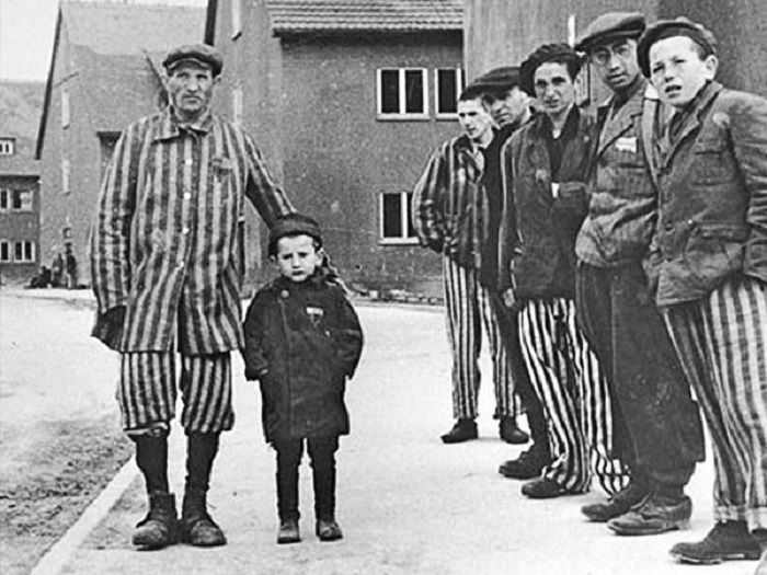 Юзеф Янек Шляйфштайн с отцом и другими выжившими заключенными концлагеря. | Фото: 1.bp.blogspot.com.