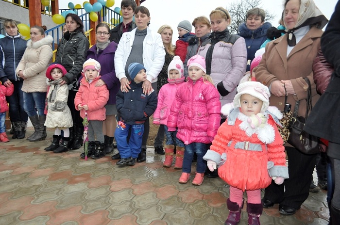 В деревне Великая Копаня проживает 61 пара близнецов. | Фото: news.rambler.ru.