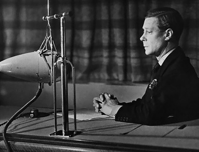 Король Эдуард VIII выступает по радио, сообщая о своем отречении от престола, 11 декабря 1936 года. | Фото: img-fotki.yandex.ru.