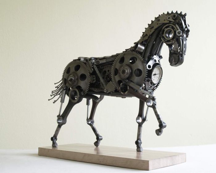 Лошадь, собранная из металлолома.