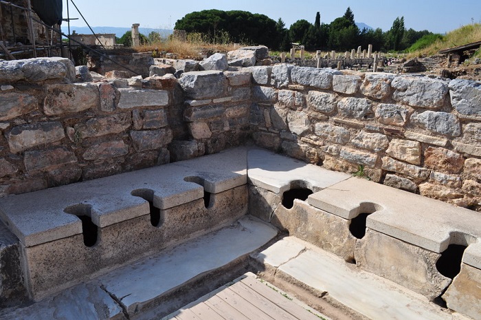 Общественные туалеты Древнего Рима. | Фото: img04.deviantart.net.