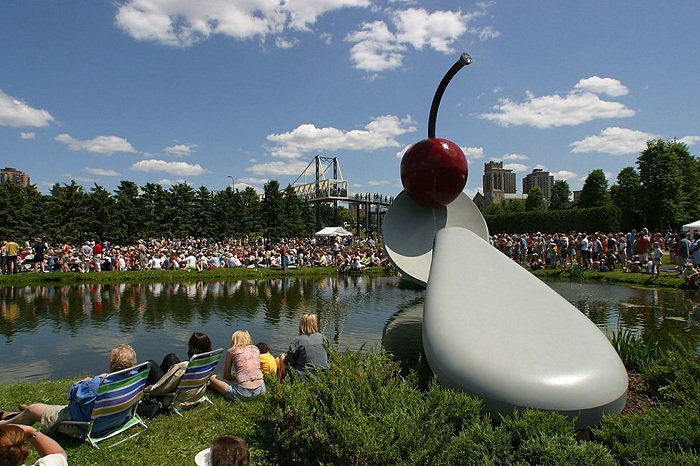 Парковая скульптура «Spoonbridge and Cherry».