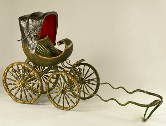 Первая детская коляска, которую изобрел Уильям Кент в 1773 году. | Фото: april-knows.ru.