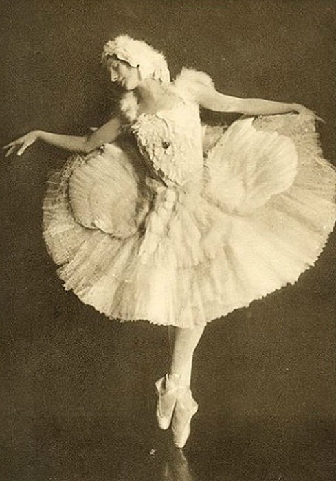 Балерина Анна Павлова в костюме лебедя с лебедиными перьями. | Фото: uduba.com.