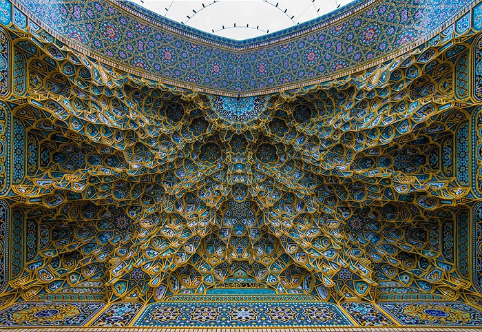 Оригинальный потолок в иранской мечети.