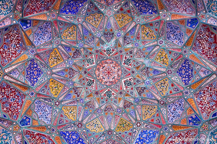 Мозаичный потолок в мечети.