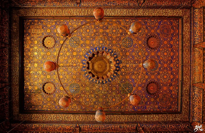 Оригинальный потолок в исламской мечети.