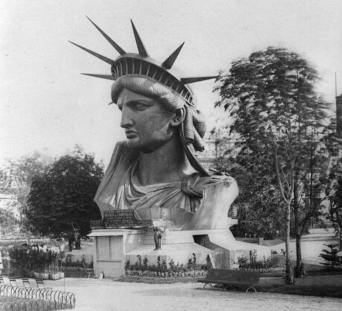 Голова Статуи Свободы в садах Трокадеро, 1878 год. | Фото: fiveminutehistory.com.
