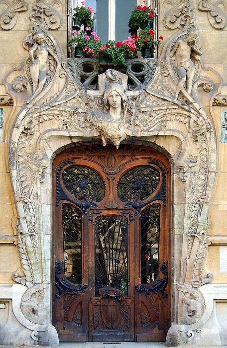 Здание в стиле ар-нуво в Париже, построенное по проекту архитектора Жюля Лавиротта. | Фото: fiveminutehistory.com.