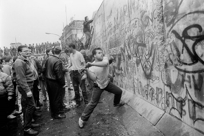 Жители Германии разрушают Берлинскую стену. | Фото: ic.pics.livejournal.com