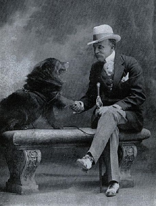 Эвандер Берри Уолл со своим псом чау-чау, 1920-е гг. | Фото: theworldsbestever.com.