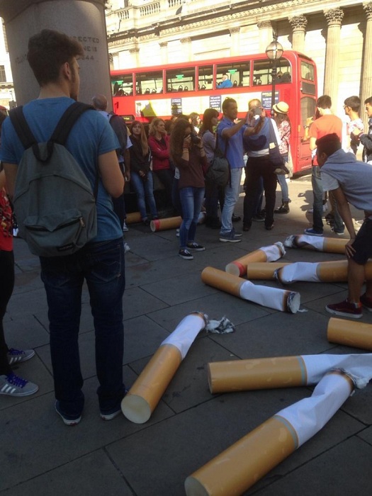 Арт-инсталляция на тему загрязнения лондонских улиц сигаретными окурками.