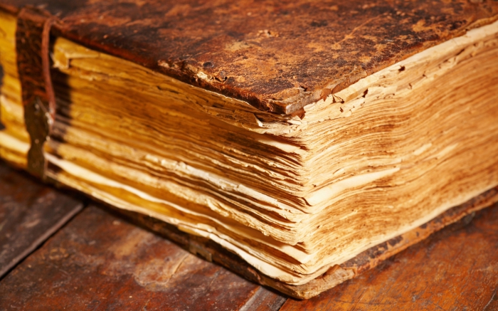 Древние темные книги. | Фото: oboi.cc.