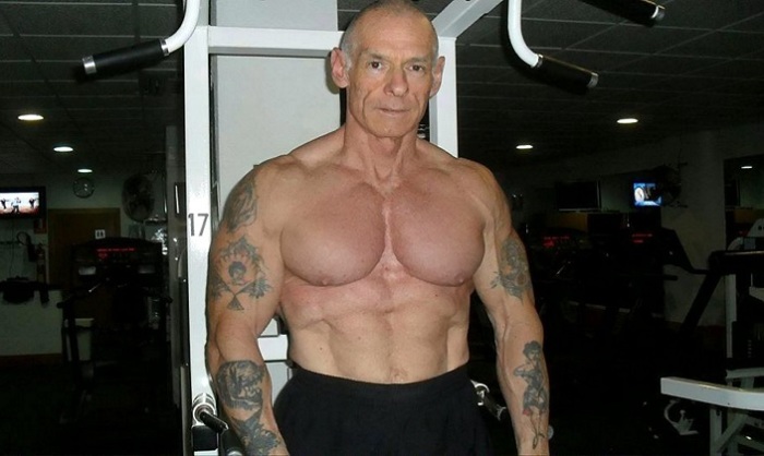 59-летний бодибилдер решил скрыть свои старые татуировки, наколов новые рисунки. | Фото: swns.com.