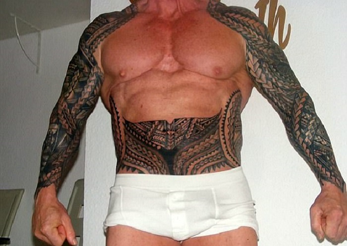 Тело Рэя Хоутона, частично покрытое татуировками. | Фото: dailymail.co.uk.